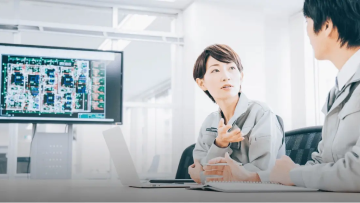 設計について打ち合わせをするスタッフ